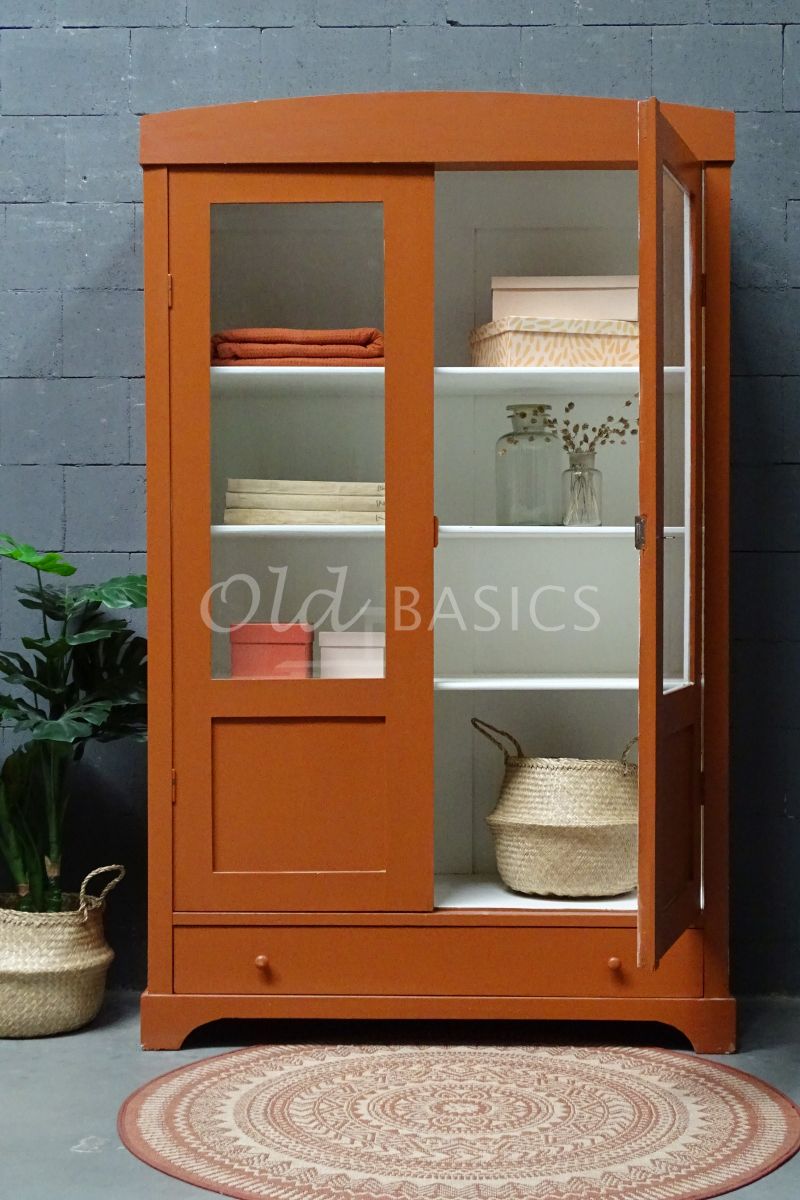 Detail van Vitrinekast, bruin, rood, materiaal hout